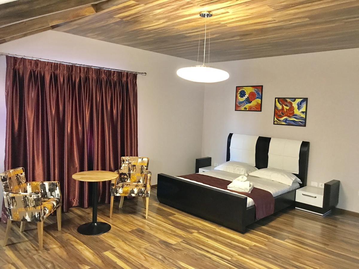 Deluxe Doppelzimmer (2 Erwachsene & 1 Kind)